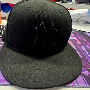 New York Yankees Fitted Cap - Size 7 - All Black